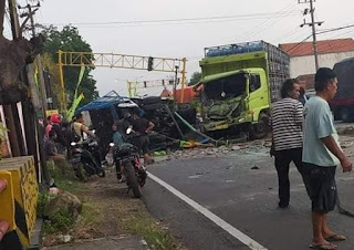Info Kecelakaan Di Pandaan ..2 Truk Tabrakan