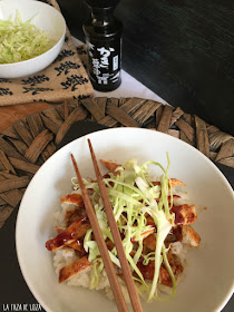 sencillo-plato-de-arroz-oriental-con-salsa-teriyaki