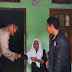 Petugas SPK Polsek Balai Antarkan Seorang Nenek yang Pikun ke Rumah Keluarganya