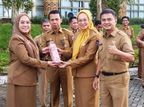 Saat Apel Pagi Gabungan, Betti Dasaisa Dapat Hadiah