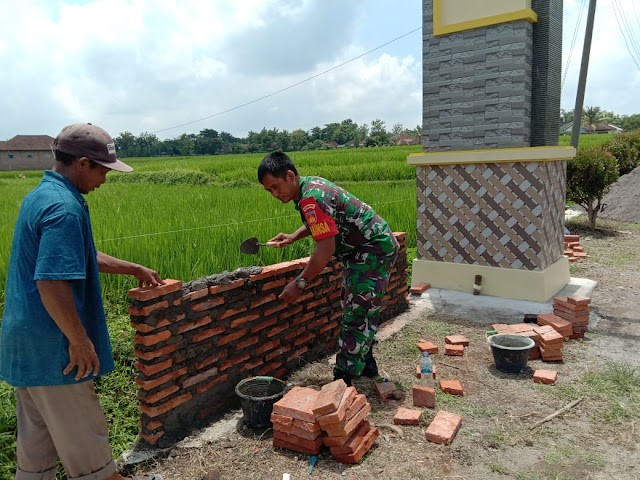 KodimKaranganyar – Babinsa Bolong Bersama Warga Gotong Royong Bangun Taman Gapura