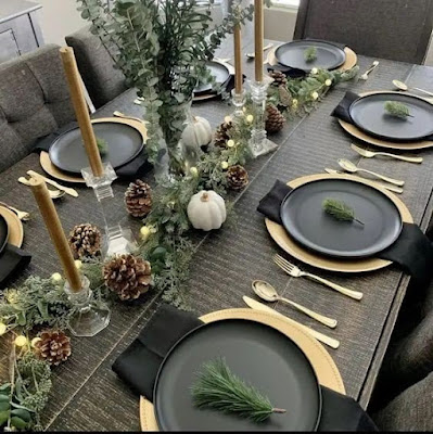 Mesa posta natalina nas cores dourado e preto