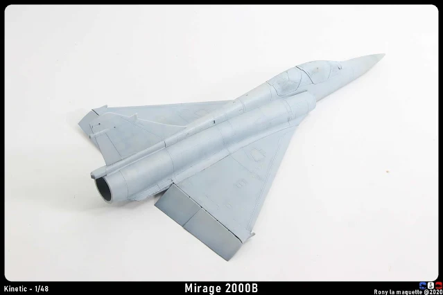 Réalisation de la peinture gris clair du Mirage 2000B.