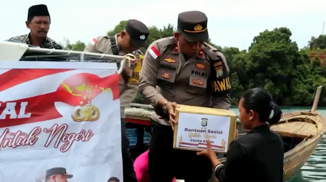 Polsek Bintan Timur Berbagi Paket Sembako kepada Warga Suku Laut di Desa Air Glubi