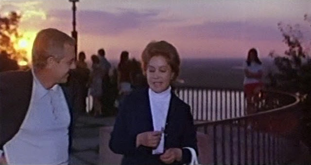 Инна Ковалева и Андрей Павлов прогуливаются по Верхне-Волжской набережной - кадр из фильма