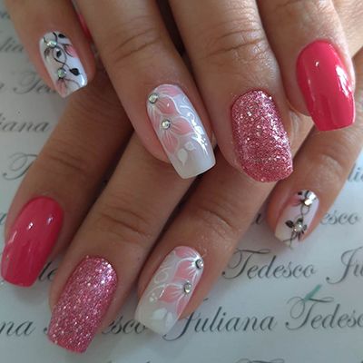 unhas rosa com glitter e flores