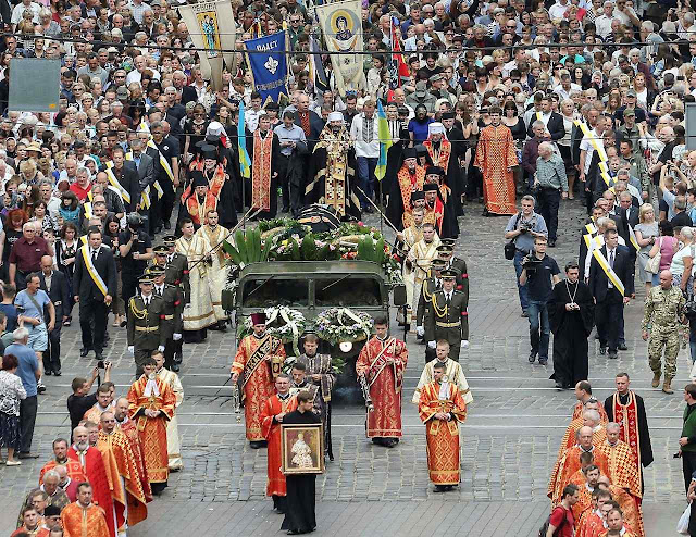 Dezenas de milhares de católicos ucranianos em Kiev na despedida do Cardeal Lubomyr Husar, chefe do rito greco-católico.