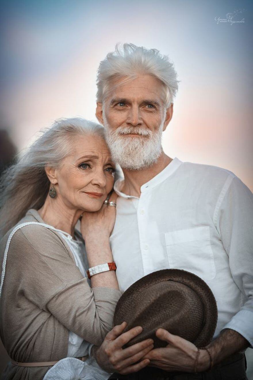 Heartwarming Pictures Of Beautiful Elderly Couple Prove That Love Has No Age Limit