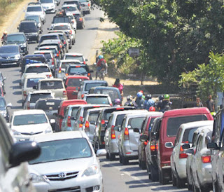 Cara-Mengendarai-Mengemudi-Mobil-di-Jalan-Tanjakan-Turunan-dan-Jalan-Macet