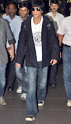 Shahrukh Khan At London Airport Images_05 (shahrukh khan at london airport images )