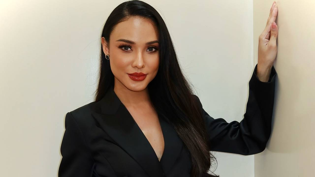 Chatchapa Thepkunanon Chatchapa (Baipai) Thepkunanon – Most Beautiful Thailand Transgender Women in Black Blazer Dress