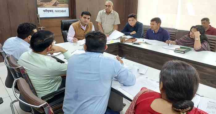 dc-vikram-yadav-meeting-with-officer