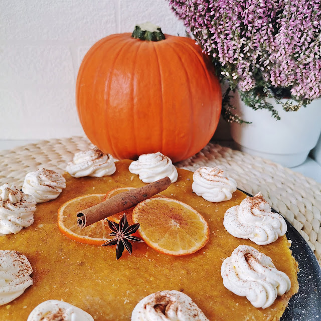 Jesienna tarta dyniowa z jabłkami i aromatem pomarańczowym. Zrobisz ją bez pieczenia