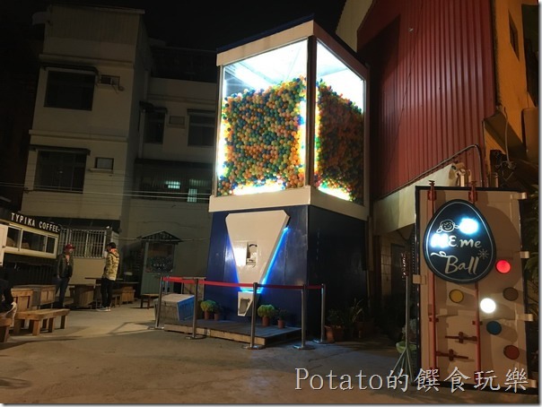扭蛋機在衛民街晚上景致