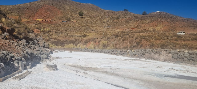 Heute besuchen wir die Gemeinde Salinas Baja anlässlich des San-Bartolomé-Festes und nutzen die Gelegenheit, ein paar Fotos in der kleinen Salzwüste zu machen, die es in der Gegend gibt. Potosi – Bolivien