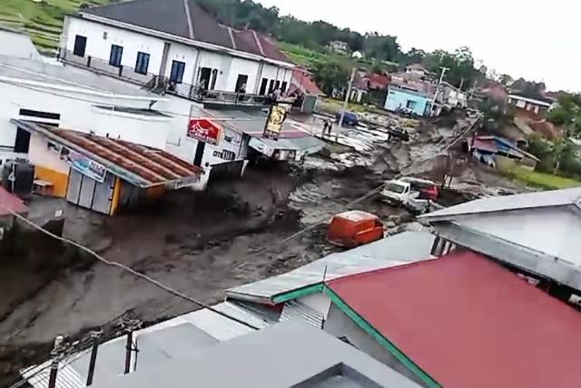  Petugas Gabungan Bersihkan Lumpur Banjir Lahar
