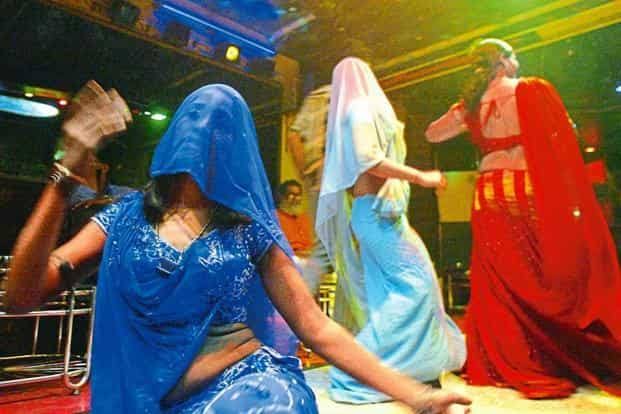 दिल्ली में अवैध डांस बार का भंडाफोड़, 4 लड़कियों सहित 5 गिरफ्तार