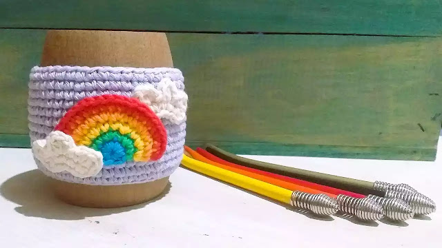 ILUMINA TU MAÑANA DE COLORES Teje Hermoso Cubre Tazas de Arcoíris a Crochet