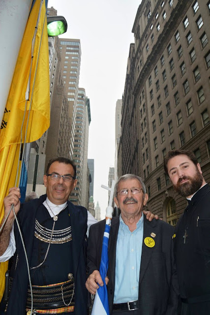 Ανήρτησαν την Ελληνική σημαία στην καρδιά της Νέα Υόρκης οι Πόντιοι της Διασποράς
