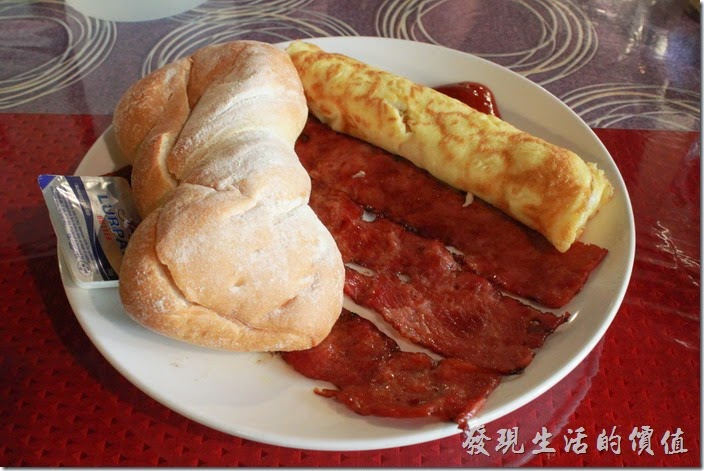 台南-栗子咖啡。早午餐B套餐的主餐有三條培根，剛端出來的時候看起來稍為黑黑的，沒有賣相，不過真正吃的時候很不錯，這裡的培根煎得稍軟，而不是一般煎到硬梆梆的培根。