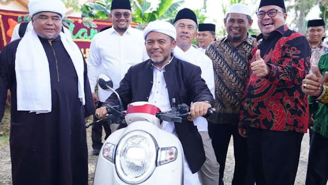 Hadiri Milad Ke-67 Ponpes Darussalam Rohul, Gubernur Riau Dibonceng Motor Matic