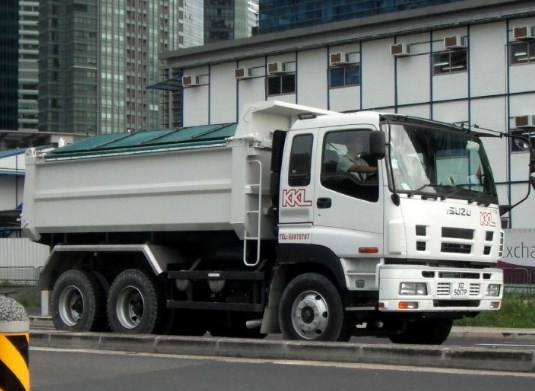 mobil dam truk Isuzu Giga CYZ