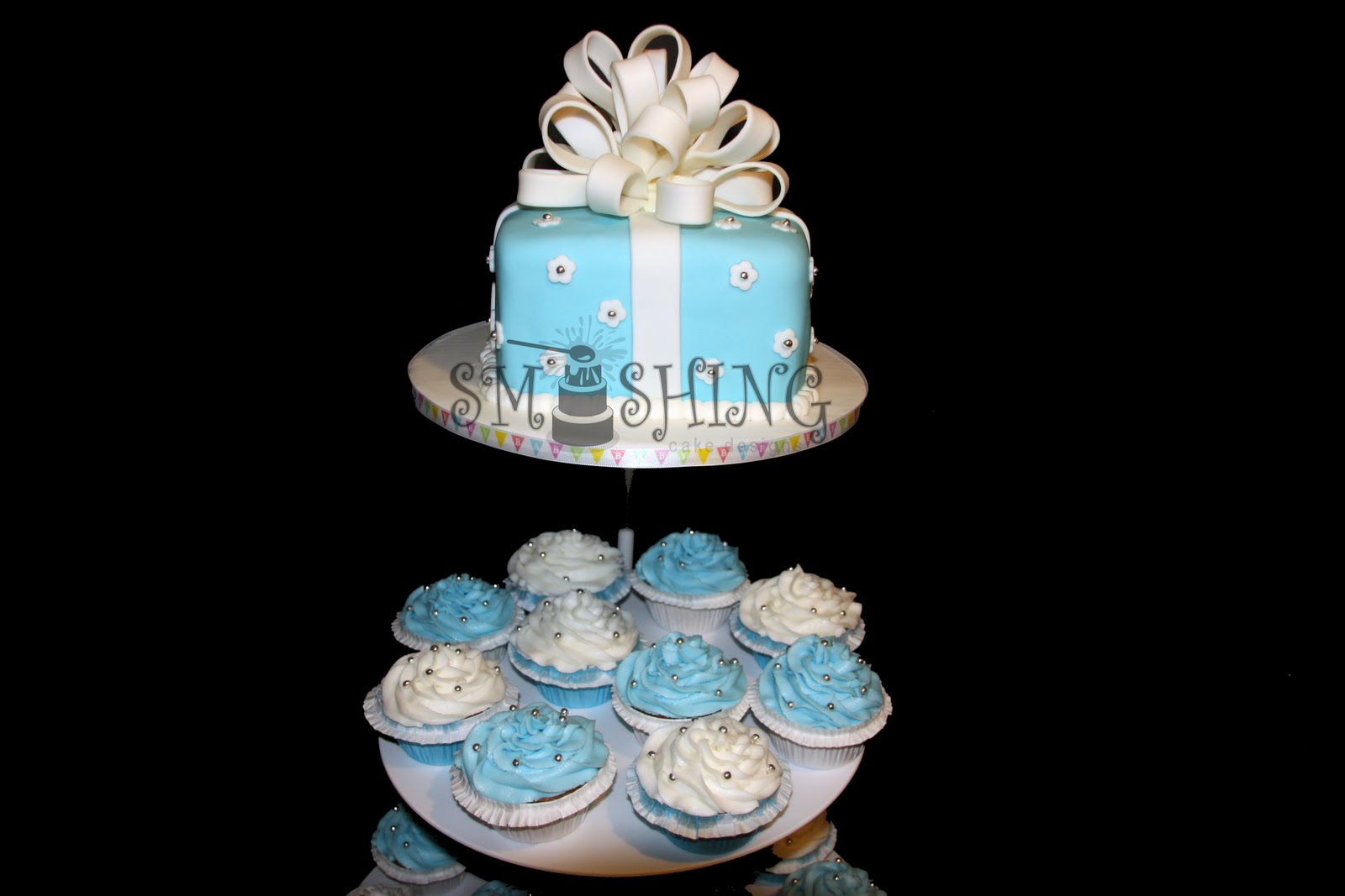 Posted by Smashing Cake Designs at Monday, May 31, 2010