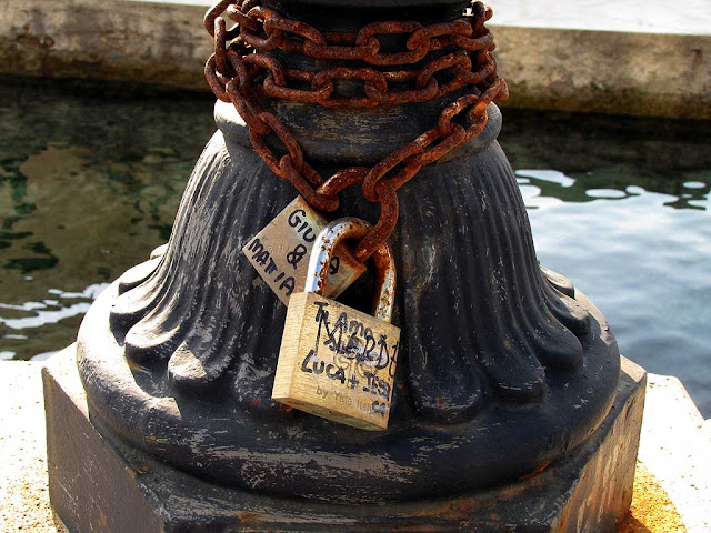 Love padlock lamp post spin-off, Livorno