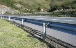 Defensas metálicas em rodovia de pista dupla