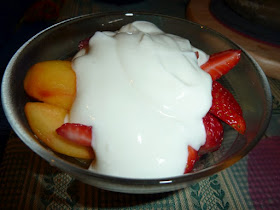 Fruta com iogurte grego
