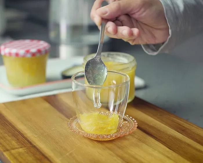 Scoop 1 teaspoon or 2 into a mug.