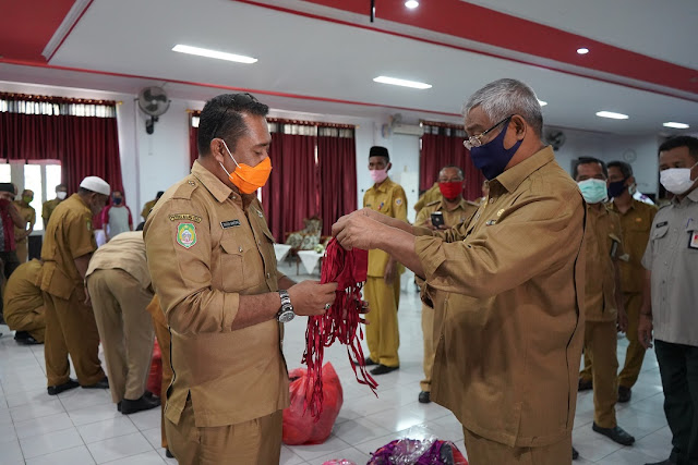 Ali Ibrahim Bagi 11.227 Lembar Masker ke Warga 14 Kelurahan di Tidore Kepulauan