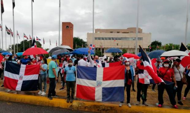 Religiosos piden frente al Congreso que se apruebe el Código Penal sin modificaciones