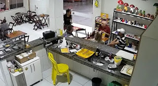Cliente puxa e abaixa short de funcionária em loja de Iguatu; veja o vídeo