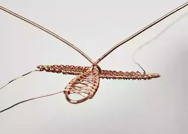 ホタルブクロのピアスの作り方 - step５：花の形を形成
