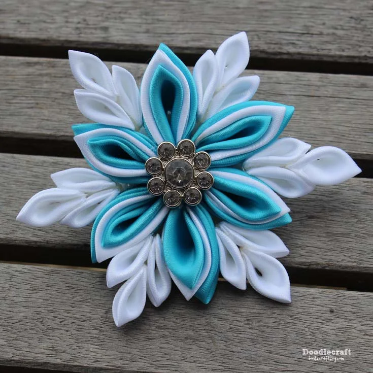 http://www.doodlecraftblog.com/2015/12/kanzashi-snowflake-hairbow-and-shabby.html