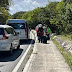 Taxistas bloquean zona hotelera de Cancún; turistas caminan hacia el aeropuerto