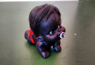 Brinquedo antigo, boneca de borracha bebe afro pelada com chupeta, engatinhando - 8 cm  R$ 20,00