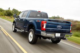 Rear 3/4 view of 2017 Ford F-250 Super Duty 4X4 Crew Cab