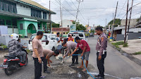 Layak Ditiru, Kasat Lantas Polres Soppeng Cor Jalan Berlubang