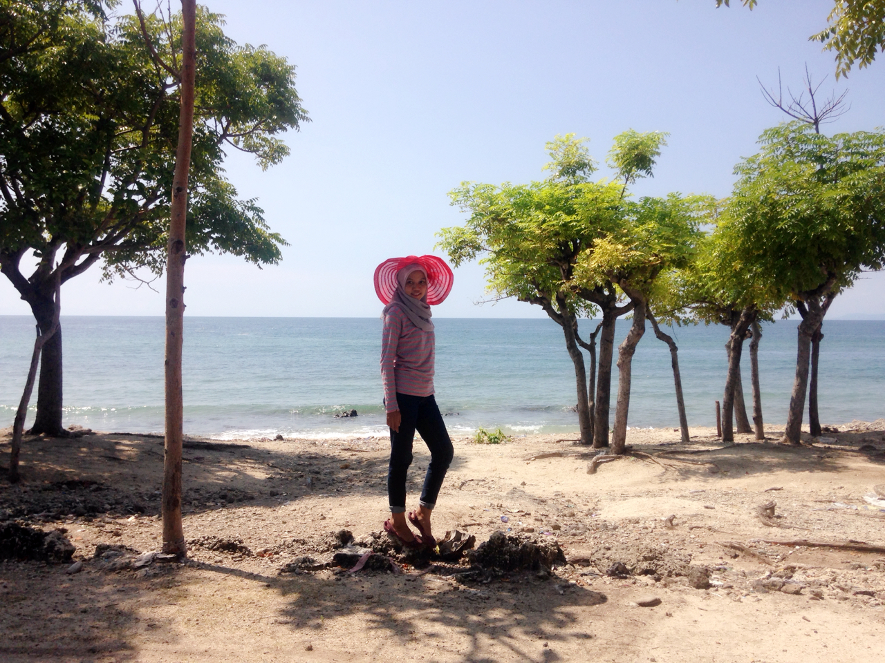 Outfit Untuk Ke Pantai Hijab