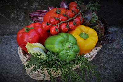 Cesto con verduras frescas