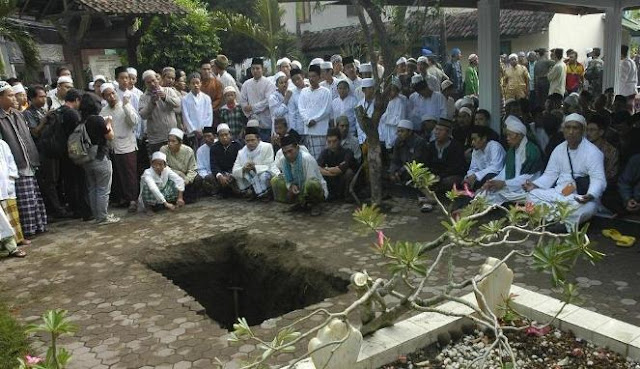 Makam GUS DUR Ambles Saat Hujan Deras, apa yang terjadi dengan kain kafannya ?