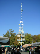 Mai wurde dieser Maibaum in Verbindung eines grossen Festes dann aufgestellt . (viki markt)