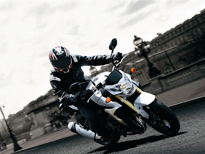 2011 Suzuki GSR750 in Action