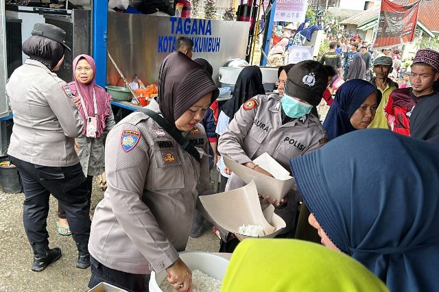  Brimob dan Polwan Kelola Dapur Umum