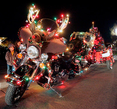 Motorcycle Christmas Lights on Pulled A Trailer With A Small Decorated Christmas Tree Onboard