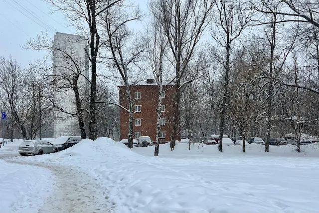 Новая улица, жилой дом 1989 года постройки, жилой дом / общежитие 1961 года постройки – общежитие Института прикладных технологий