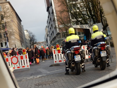 https://www.express.de/duesseldorf/grossaufgebot-an-rosenmontag-1000-polizisten-sollen-den-duesseldorfer-zoch-schuetzen-29651332?originalReferrer=