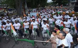 प्रयागराज योगी सरकार में कैबिनेट मंत्री नंद गोपाल गुप्ता नंदी ने अधिकारियों संग निकाली तिरंगा साइकिल यात्रा 